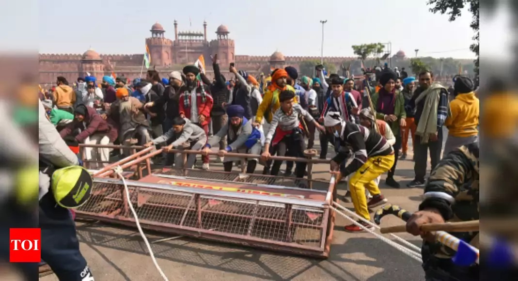 Protesting, farmers, clashed, police, Red Fort