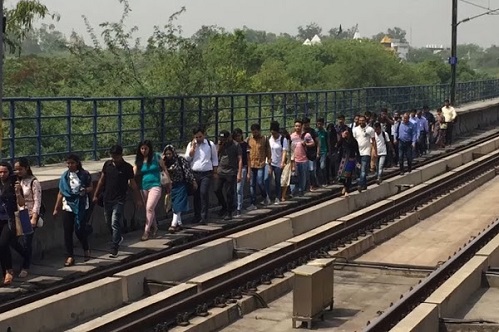 Thousands affected, Delhi Metro snag, Gurgaon route