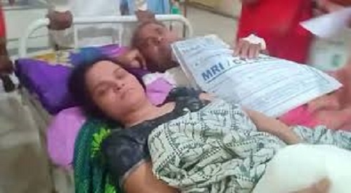 Man, woman, share stretcher, MY Hospital, Indore