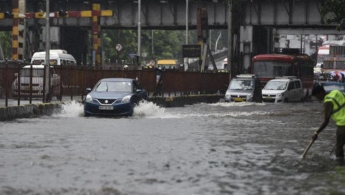 Heavy rain, Mumbai, trains delayed, cars collide