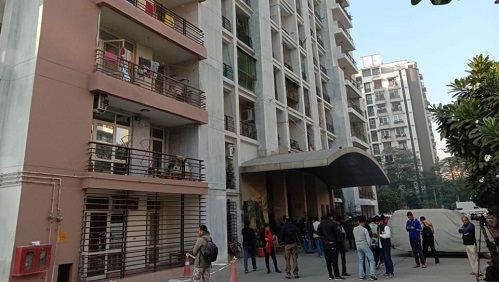 Factory owner, wife, slit, children's throats, jumping to death, eighth floor balcony